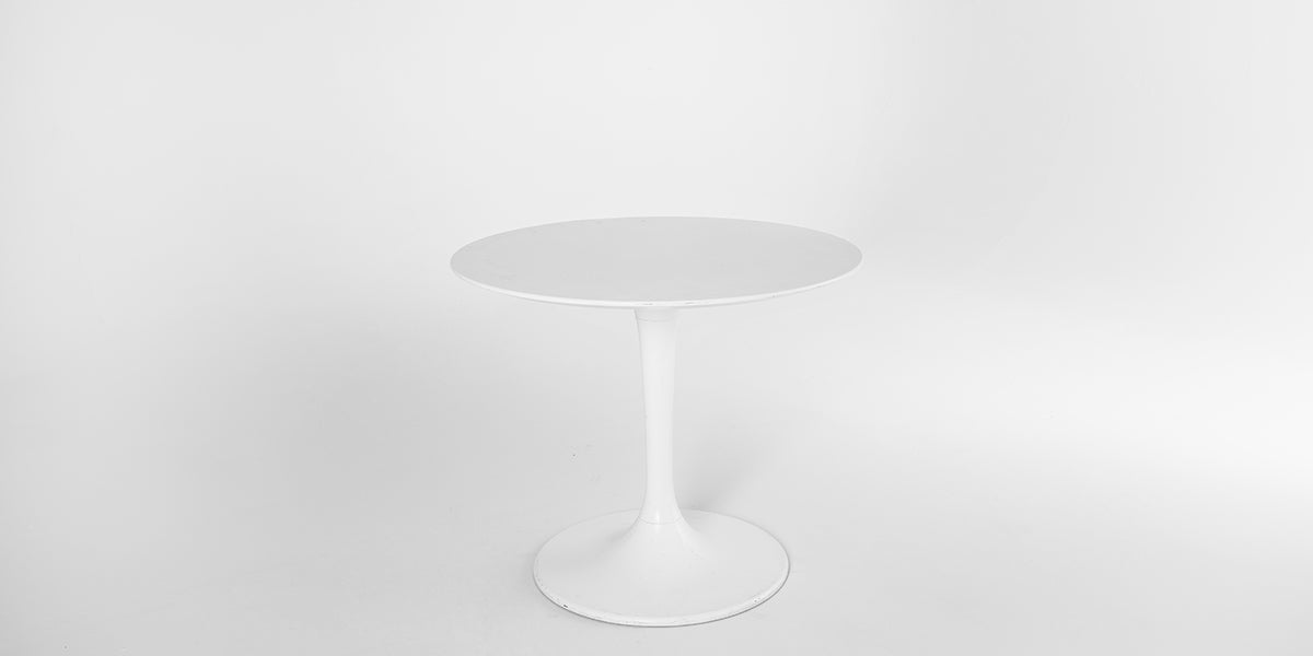 36"DIA White Saarinen Table